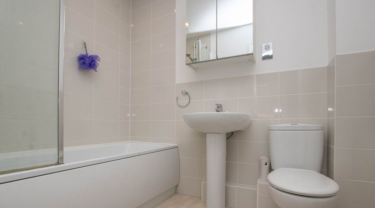 Ein Badezimmer mit einer Badewanne, einem Waschbecken und einer Toilette.