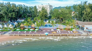 Hồ bơi ngoài trời