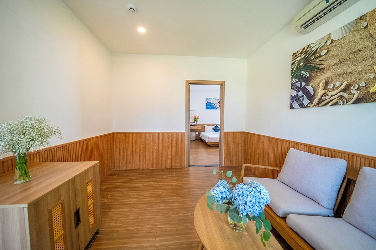Superior Double Room, Partial Ocean View | Minibar, desk, WiFi (free), bed sheets