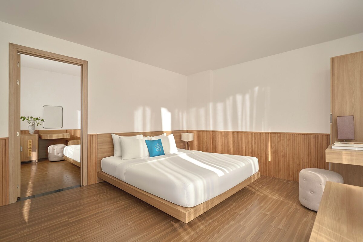 Minibar, desk, WiFi (free), bed sheets