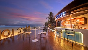 Bar (trong khuôn viên)
