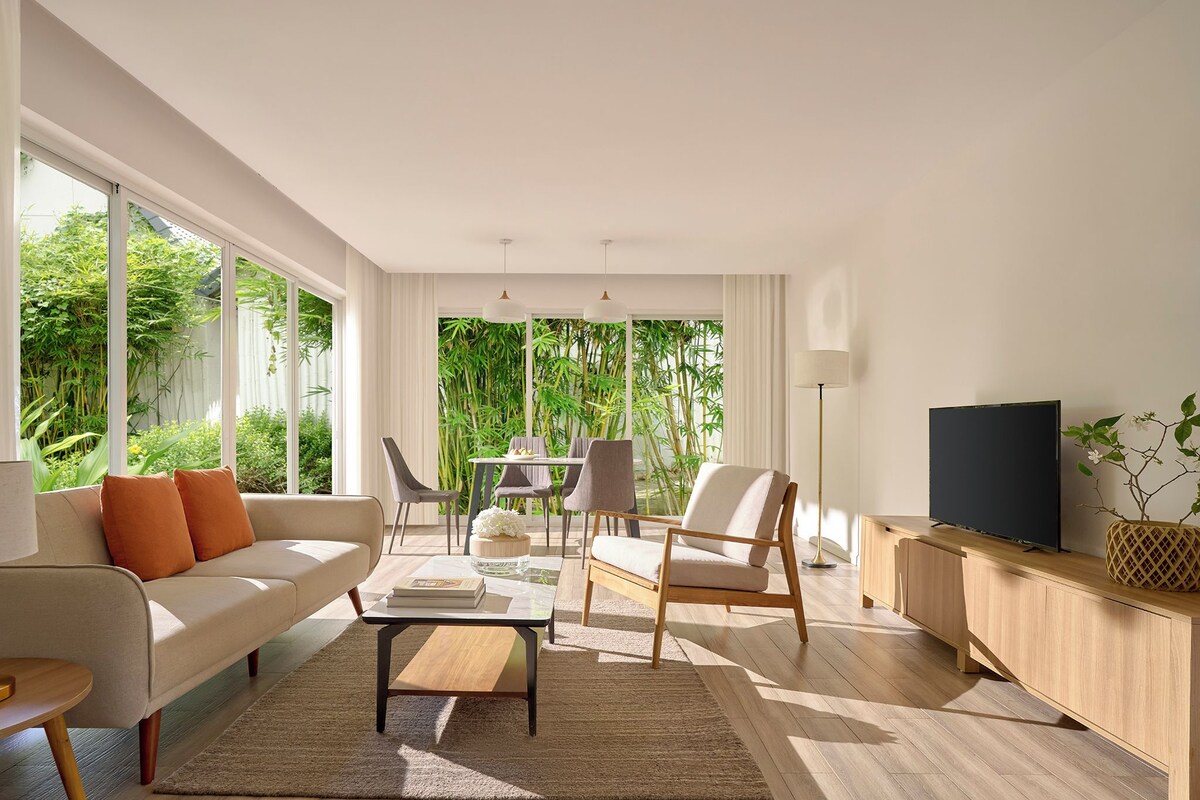 Executive Triple Room, Multiple Beds, Pool View | Minibar, desk, WiFi (free), bed sheets