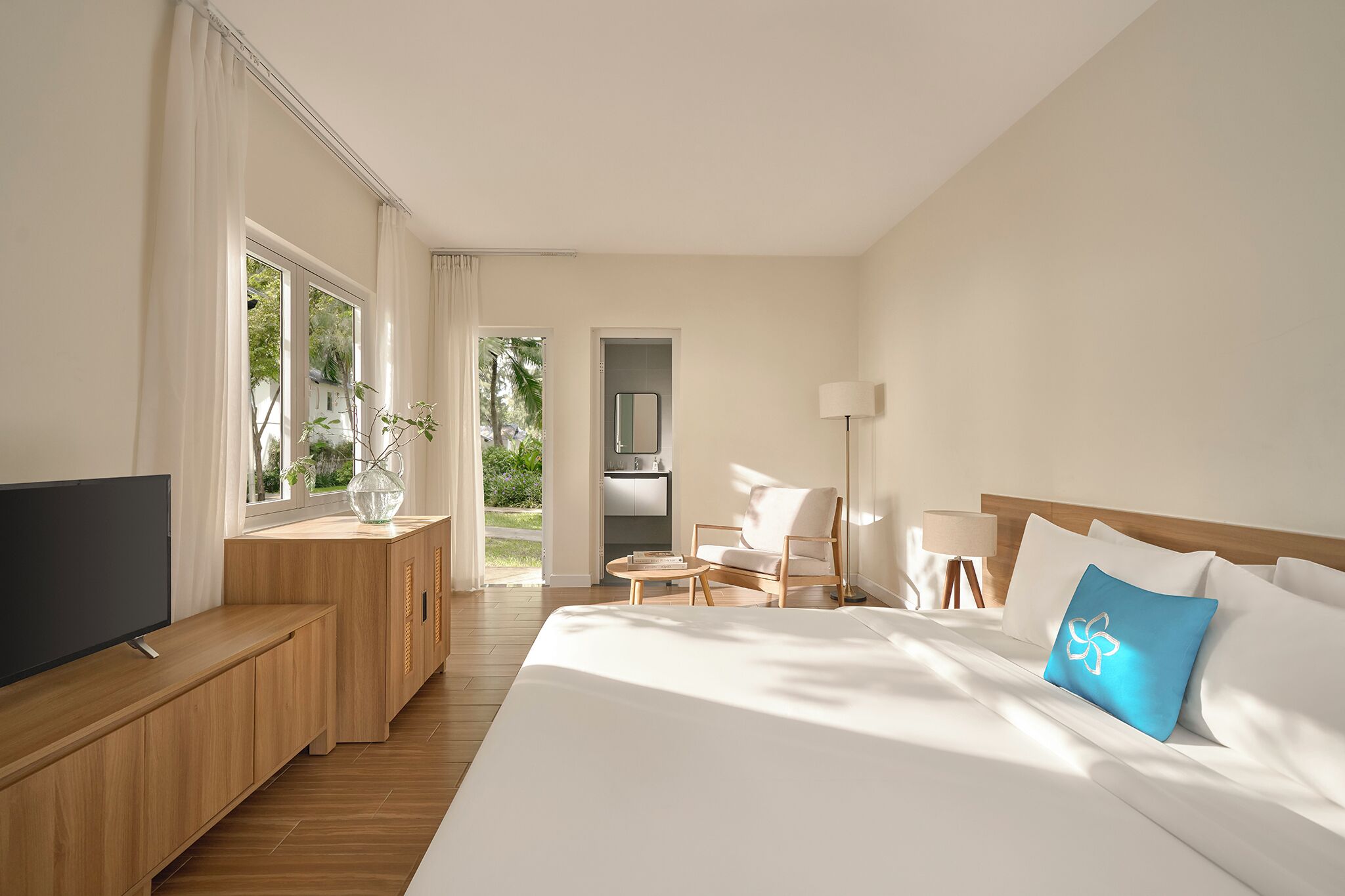 Minibar, escritorio, wifi gratis y ropa de cama 