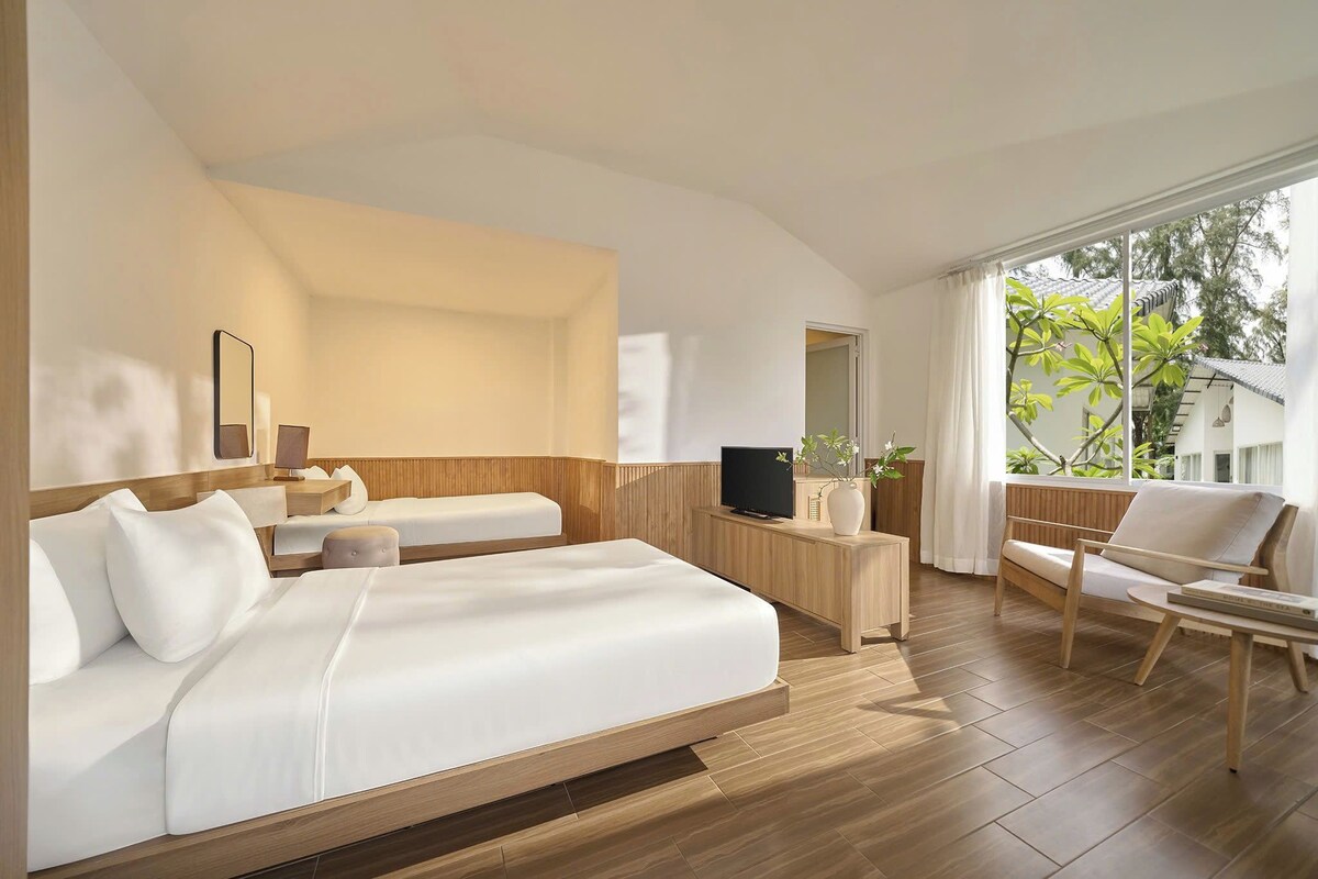 Premier Single Room, Garden View | Minibar, desk, WiFi (free), bed sheets
