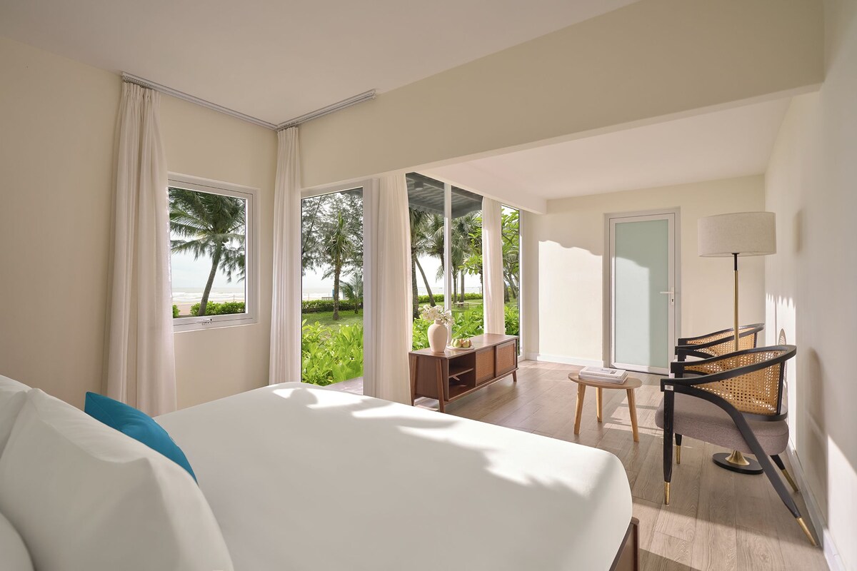 Luxury Double Room, 1 Queen Bed, Sea View | Minibar, desk, WiFi (free), bed sheets