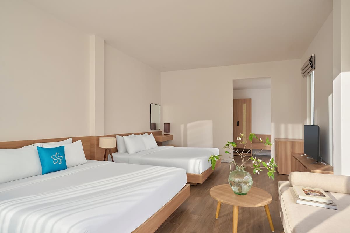 Habitación familiar, 2 camas Queen size, vista al jardín | Minibar, escritorio, wifi gratis y ropa de cama 