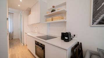 Lemari es, microwave, oven, dan kompor
