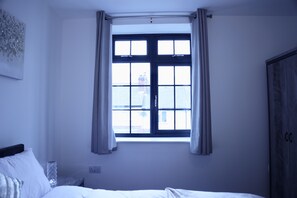 1 habitación, caja de seguridad en la habitación y escritorio