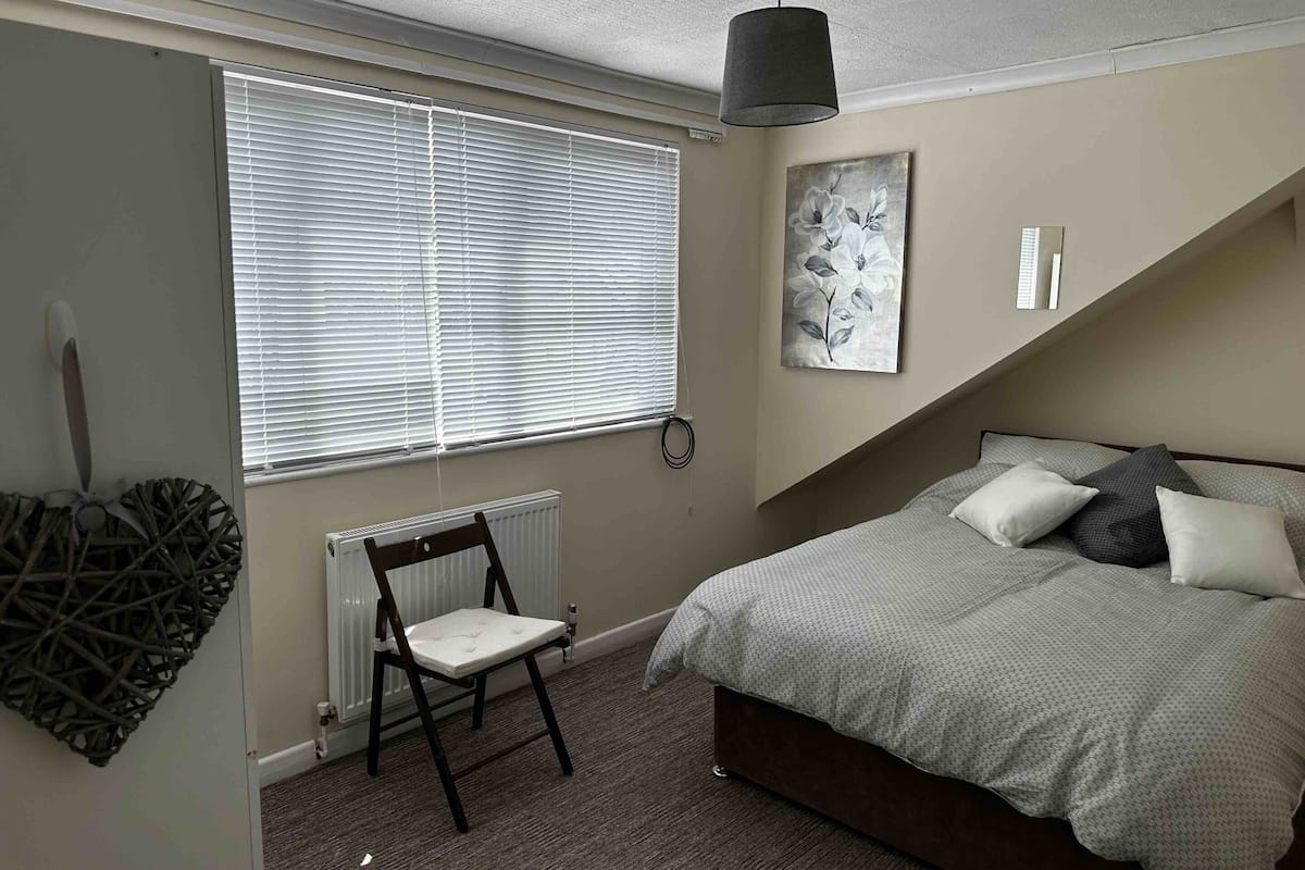 Comfort Double Room, Shared Bathroom | 1 bilik tidur, langsir/tirai gelap terus, seterika/papan seterika