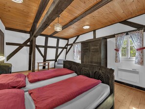 5 makuuhuonetta, työpöytä, Wi-Fi