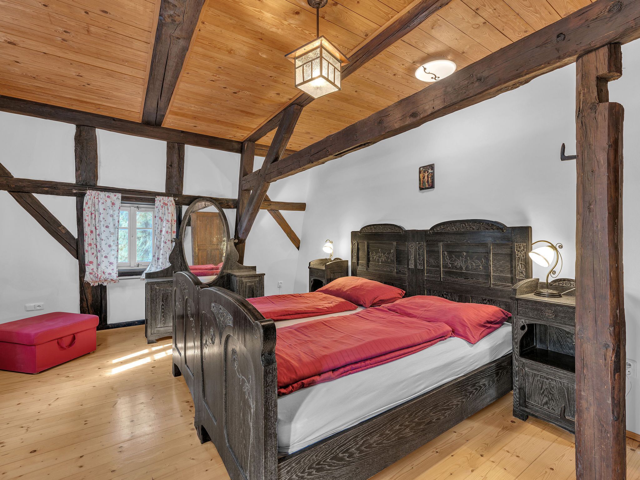 5 bedrooms, desk, WiFi