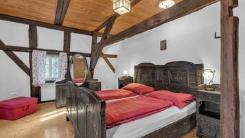 5 bedrooms, desk, WiFi