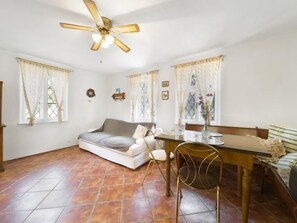 Televisión y chimenea 