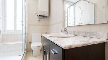 Een haardroger, handdoeken, zeep, shampoo