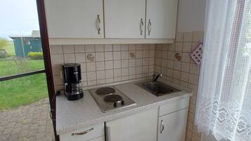 Kühlschrank, Herdplatte, Wasserkocher mit Kaffee-/Teezubehör