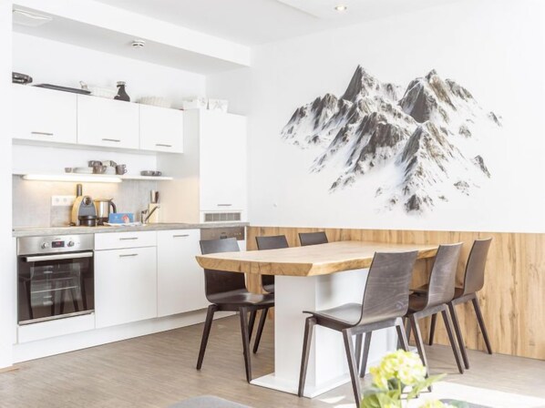 Kühlschrank, Ofen, Geschirrspüler, Kochgeschirr/Geschirr/Besteck