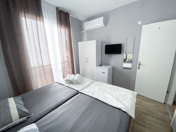 Escritorio, wifi gratis y ropa de cama