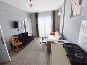 Escritorio, wifi gratis y ropa de cama