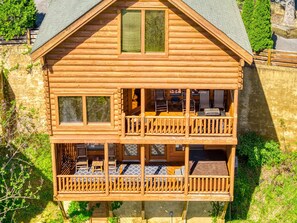Exterior - A Bliss - game room, pool access, hot tub and more (Sevierville)