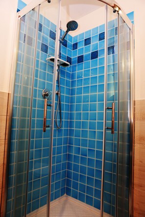 Habitación clásica doble | Baño | Ducha, secador de pelo, albornoces y bidé