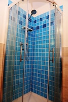 Quarto casal clássico | Banheiro | Chuveiro, secador de cabelo, roupões de banho, bidê