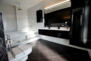 تجهيزات دش، مجففات شعر، مراحيض شطف، مناشف