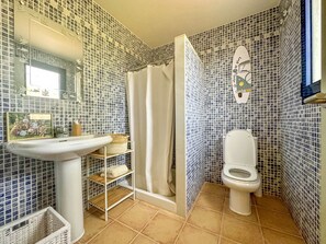 Suihku, hiustenkuivaaja, pyyhkeet