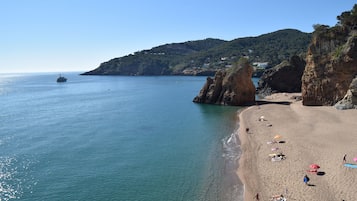 Chaises longues, serviettes de plage