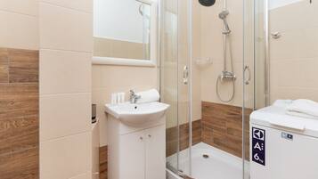 Apartment, 1 Bedroom, Kitchen | Bathroom | Shower, towels