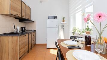 Apartment, 1 Bedroom, Kitchen | Private kitchenette | Microwave, cookware/dishes/utensils