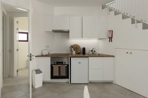 Kühlschrank, Mikrowelle, Ofen, Wasserkocher mit Kaffee-/Teezubehör