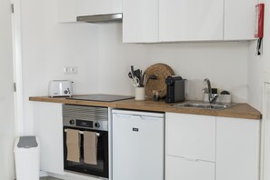 Fridge, microwave, oven, coffee/tea maker