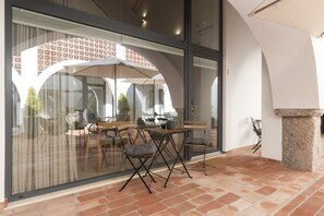 Outdoor dining - Madalena Village 1 - City centre by HD PROPERTIES (Faro)