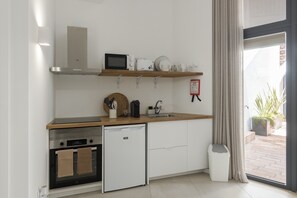 Kühlschrank, Mikrowelle, Ofen, Wasserkocher mit Kaffee-/Teezubehör