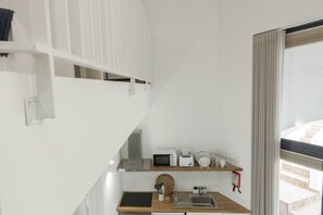 Fridge, microwave, oven, coffee/tea maker