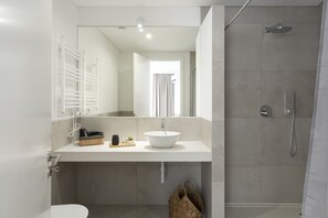 Douche, séchoir à cheveux, serviettes fournies