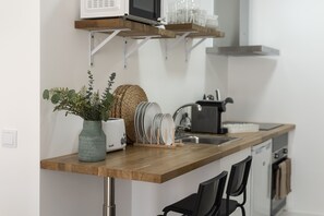 Fridge, microwave, oven, coffee/tea maker