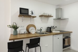 Kühlschrank, Mikrowelle, Ofen, Wasserkocher mit Kaffee-/Teezubehör