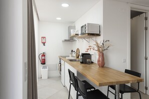 Kylskåp, mikrovågsugn, ugn och spishäll