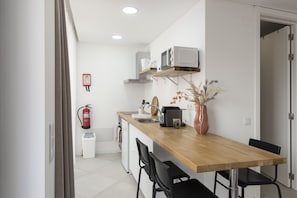 Kylskåp, mikrovågsugn, ugn och spishäll