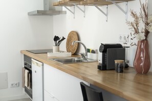 Kylskåp, mikrovågsugn, ugn och spishäll
