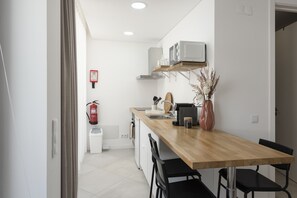 Fridge, microwave, oven, coffee/tea maker