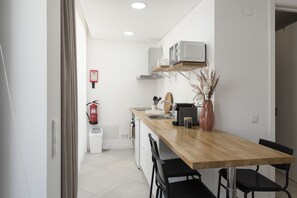 Frigorifero, microonde, forno, piano cottura
