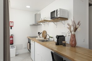 Réfrigérateur, four à micro-ondes, un four, cafetière-théière