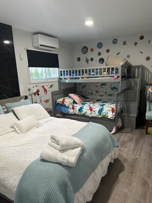 2 habitaciones, tabla de planchar con plancha y cuna de viaje