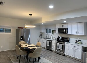 Refrigerador, microondas, horno y parrilla de estufa 