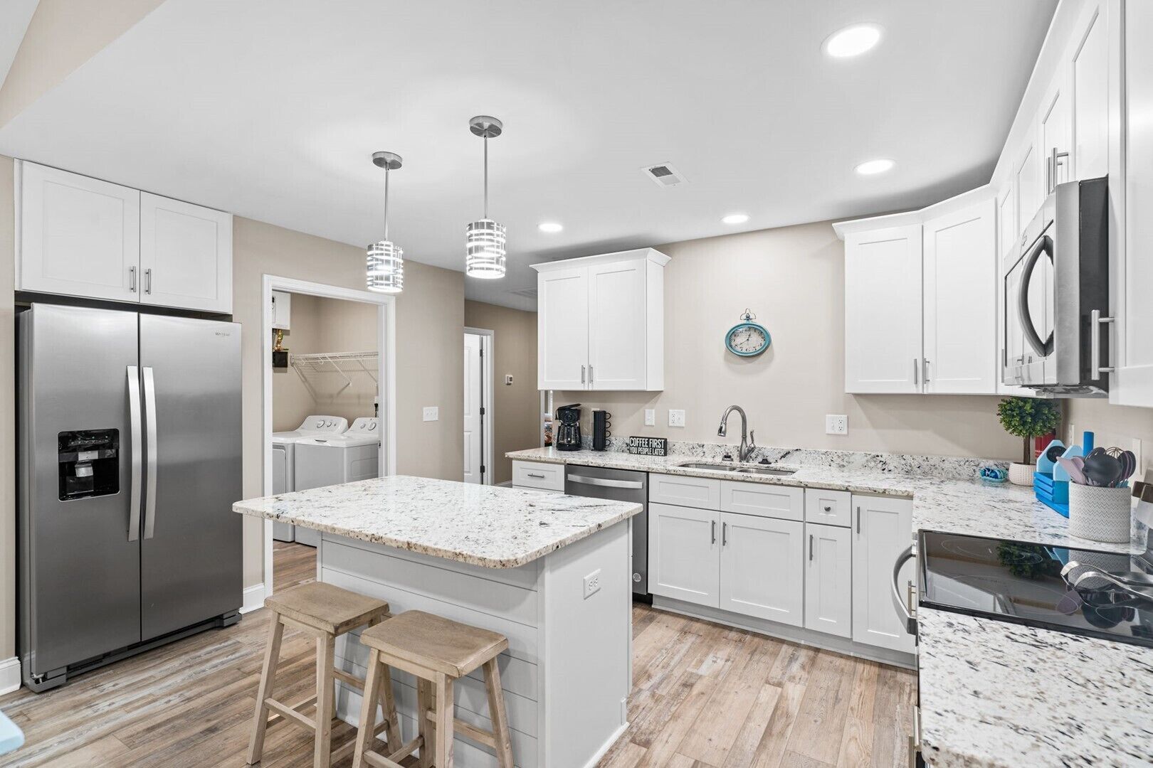 Kühlschrank, Ofen, Geschirrspüler, Kochgeschirr/Geschirr/Besteck