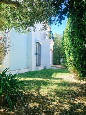 Exterior detail - Villa with private infinity pool close to Port (AN)