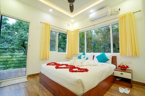 Desk, free WiFi, bed sheets - Misty Range Resorts (Devikolam)