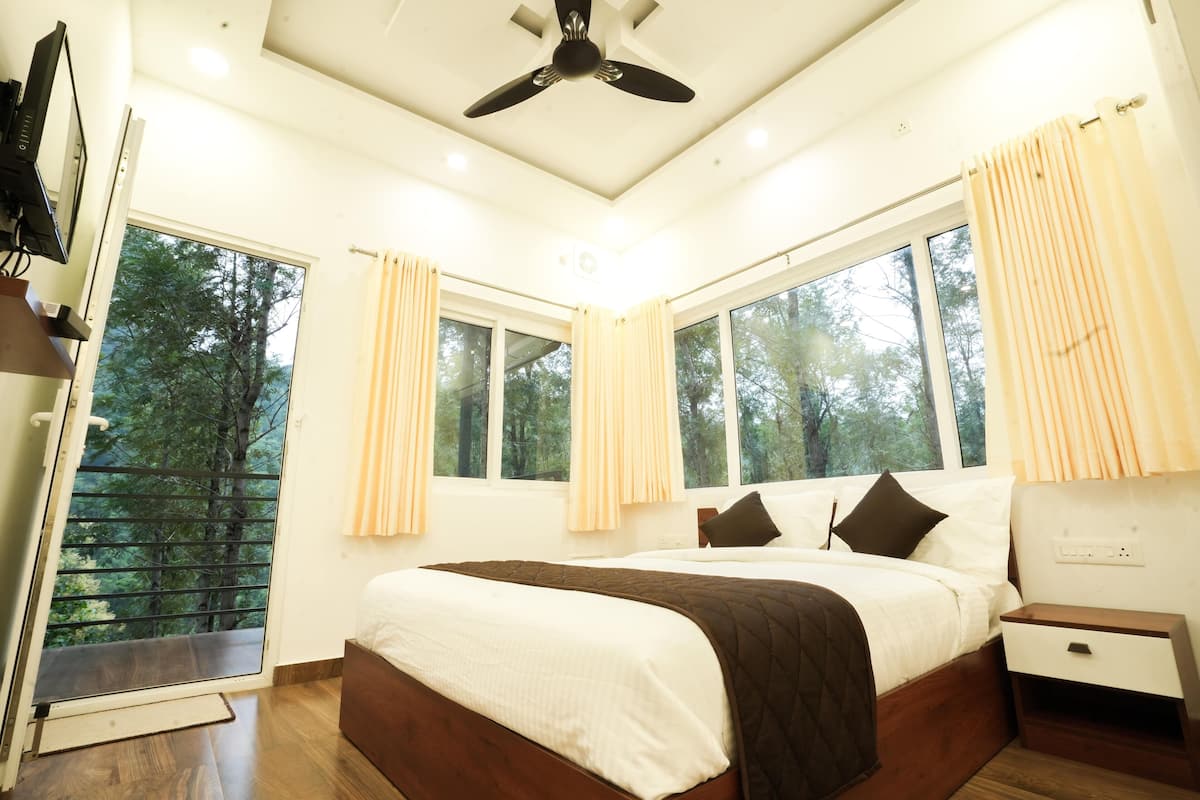 Deluxe Double Room | Desk, free WiFi, bed sheets